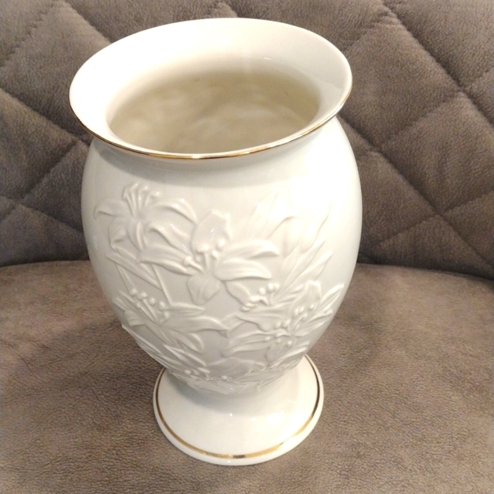 Vtg. Lenox Ivory Tiger Lily Vase Gold Trim Embossed Floral Design Height 8" Vase